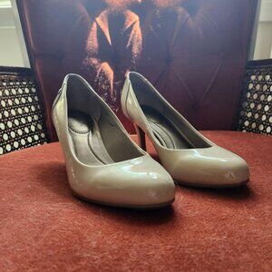 Life Stride nude pumps
